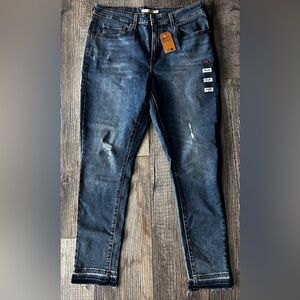 Levi’s size 32x28 high rise skinny jeans.